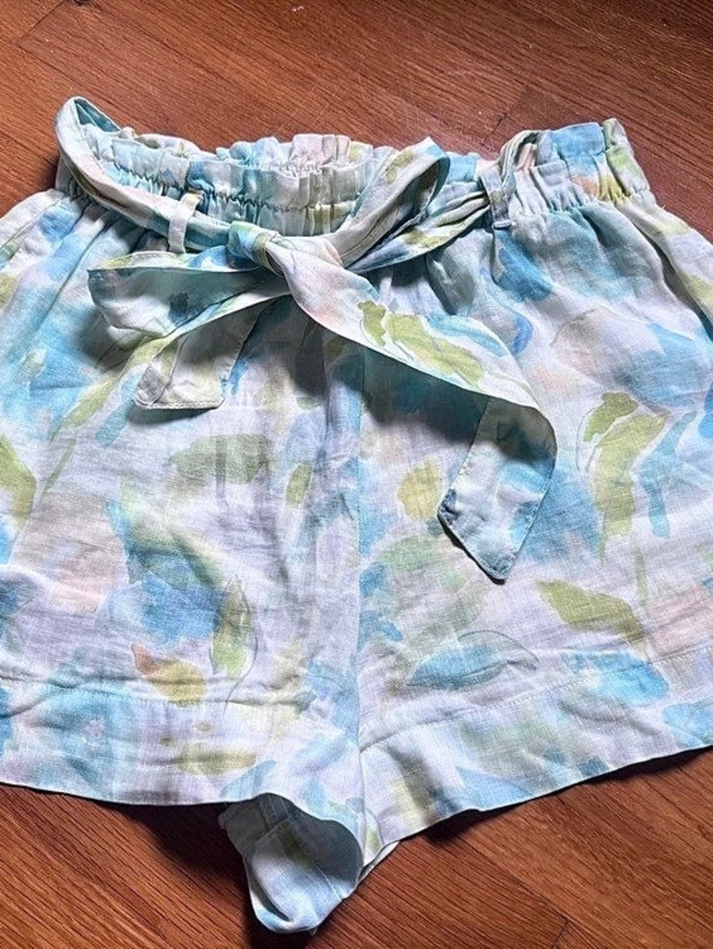 bella dahl Ruffle High Waist Short Linen Shorts in Blue & Green, Medium